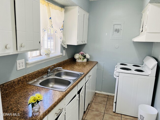 Photo - 8921 Kenneth St