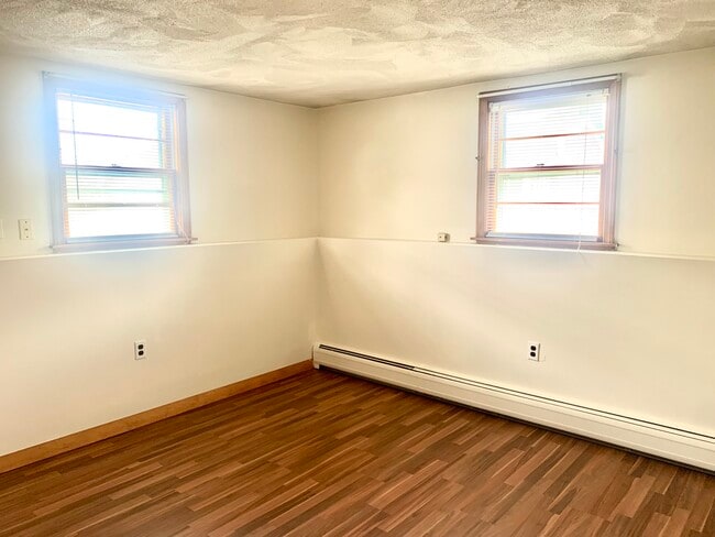 bedroom - 93 Sigourney St Unit 1