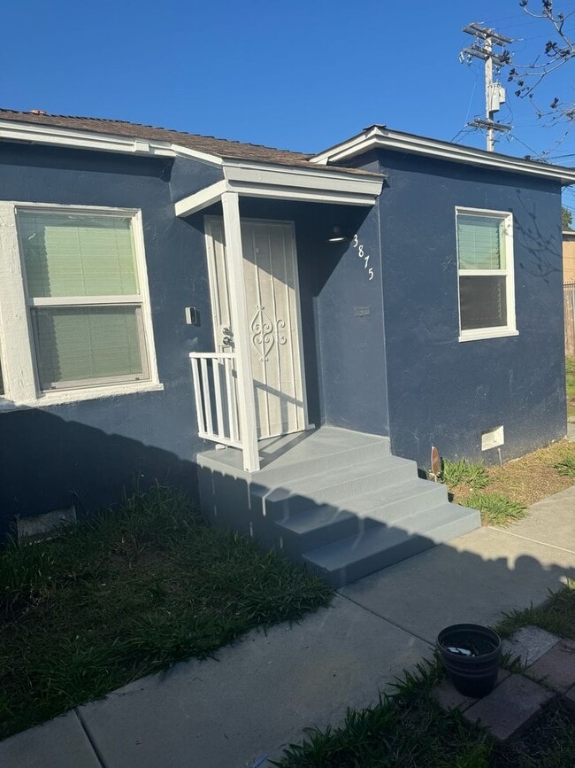 Building Photo - Newly Renovated Home