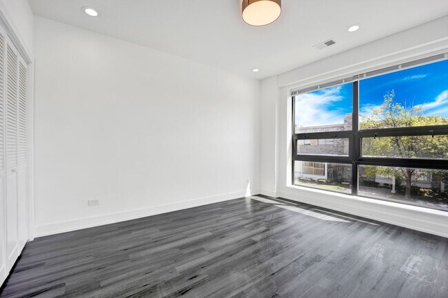 Photo - 4350 W Lawrence Ave