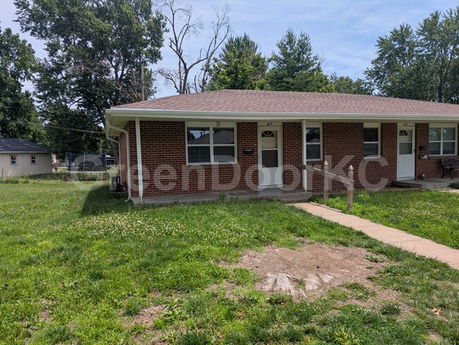 Building Photo - 405 Holiday Dr