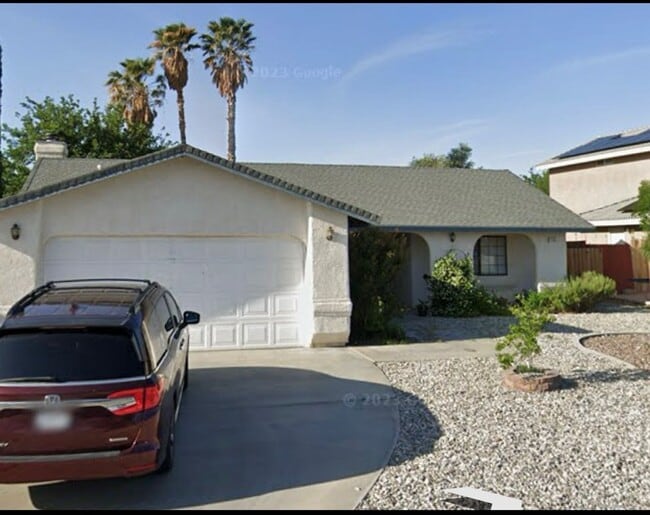 Photo - Beautiful 4 bed, 2 Bath home for Rent. Paid Water and Landscaping!