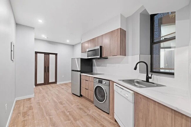 437 W 46th St Unit 1FE