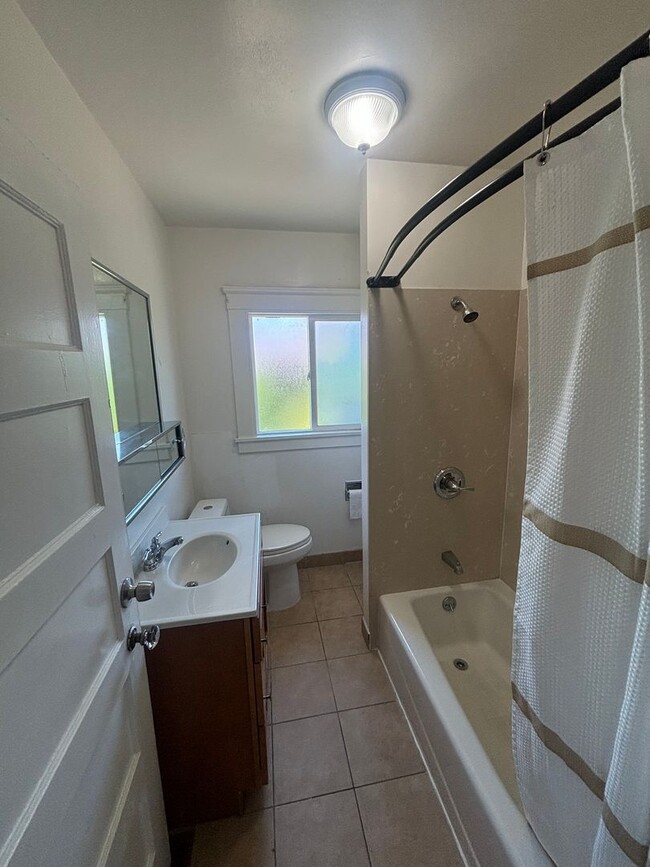 Photo - 2 bedroom home w/a beautiful backyard! AVAILABLE NOW!