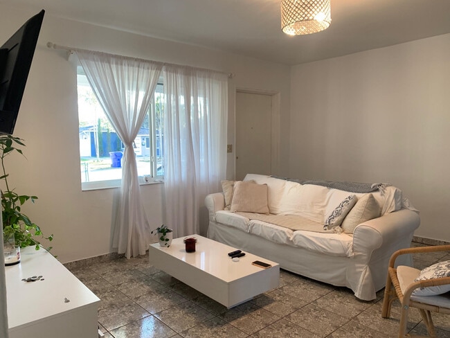 Building Photo - 2131 Arthur St