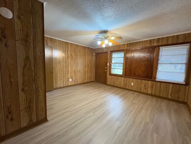 Photo - Beautiful 3 bedroom/1 bath home with Fireplace and Central HVAC!