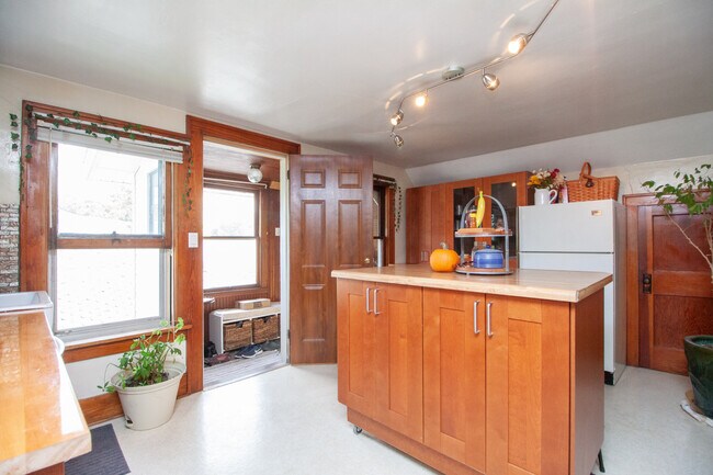 kitchen - 119 W 16th St Unit 3