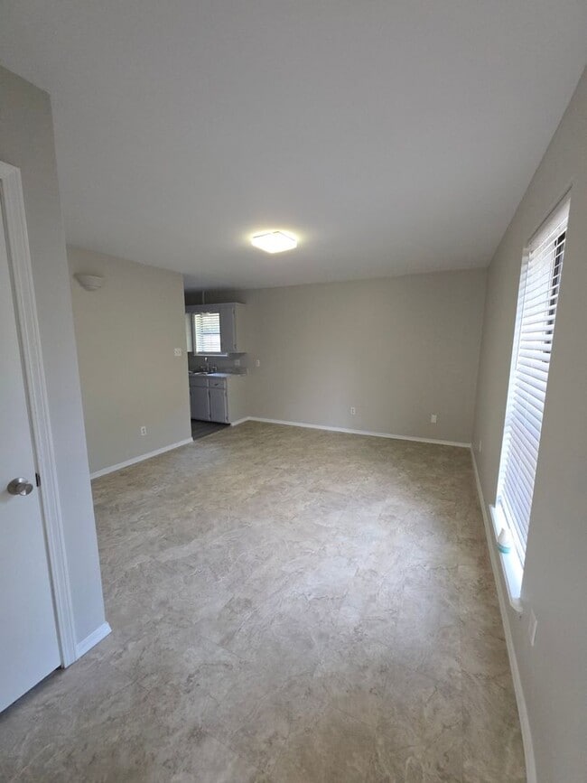 Building Photo - 600-604 East 7th Unit 600