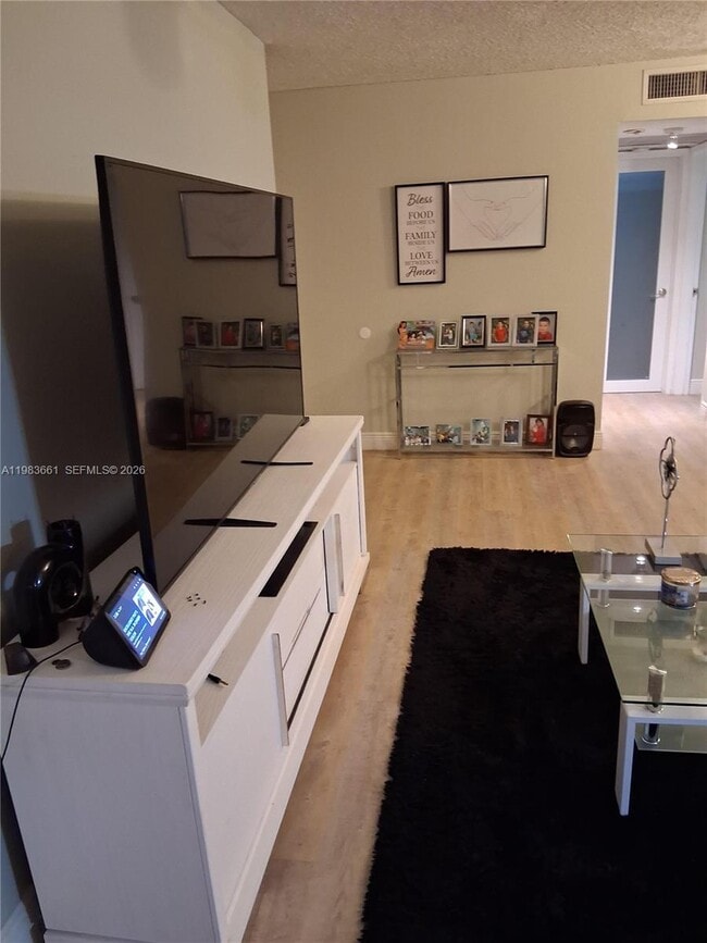 Photo - 9450 Live Oak Pl Unidad 408