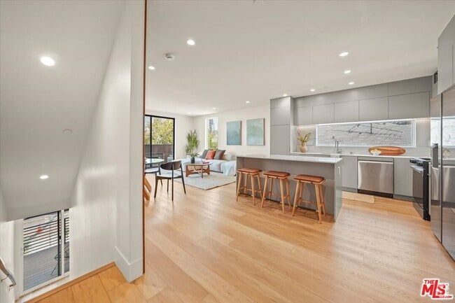 Building Photo - 1750 N Van Ness Ave Unit 1/2 Rental
