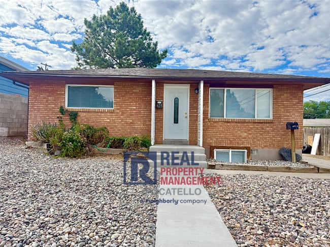 Building Photo - 625 El Rancho Blvd Unit 625 El Rancho Upstairs Rental
