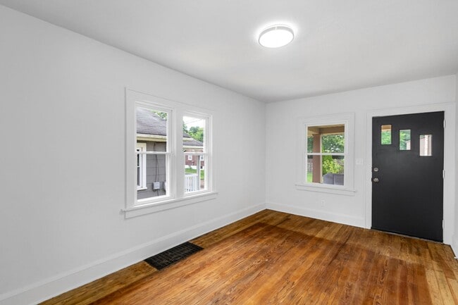 Photo - 2212 Snyder Ave NE