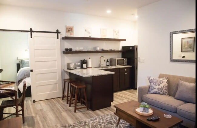 915 Woodland Ave SE Unit B