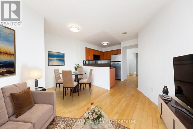 Photo - 28 Harrison Garden Blvd Unité 1605