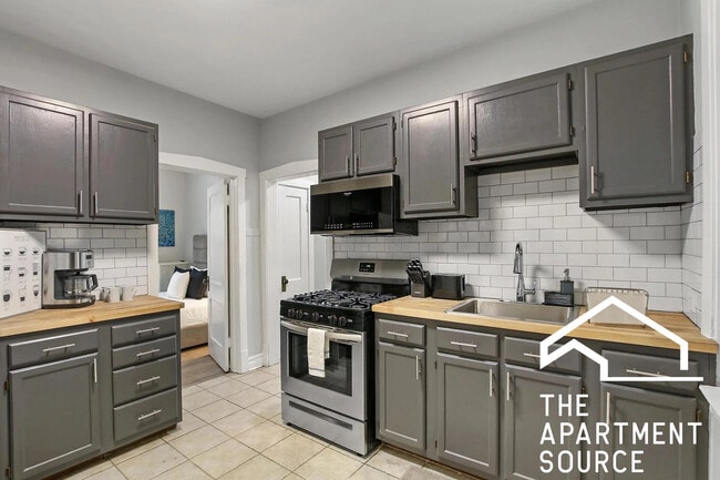 Photo - 3908 W Roscoe St Unit 2