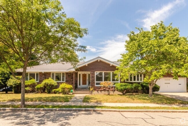 Building Photo - 20 Mossdale Rd Rental