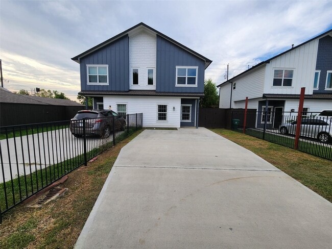 Building Photo - 2202 Lynnfield St