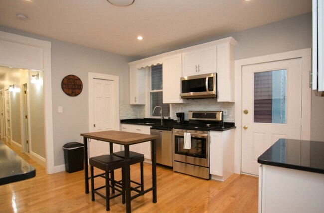 Building Photo - 7 Story St Unit 2 Rental