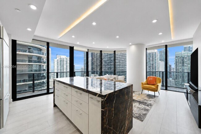 Building Photo - 55 SW 9th St Unit 2703