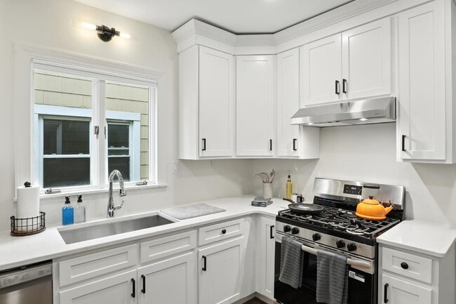 Photo - Fully Furnished 3-Bedroom Main-Floor Apartment in North Buffalo Unit Lower