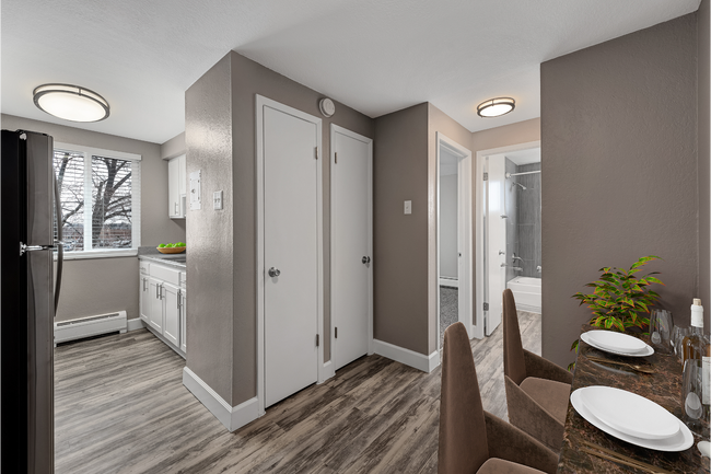 Amplio comedor y cocina de un dormitorio. - SouthGlenn Place Apartamentos