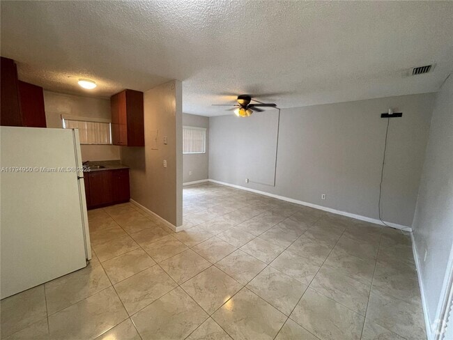 Building Photo - 716 SW 16th Ave Unit 2 Rental