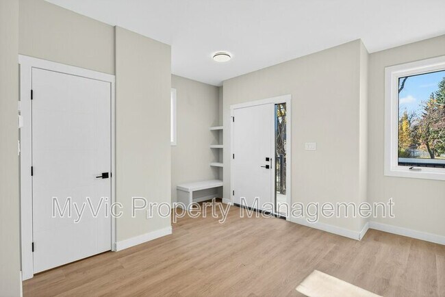 Photo - 10335-10135 135 St NW