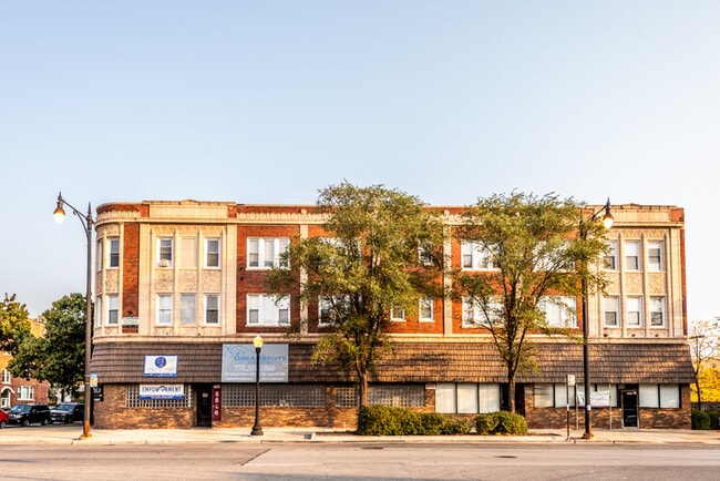 5836 W Madison