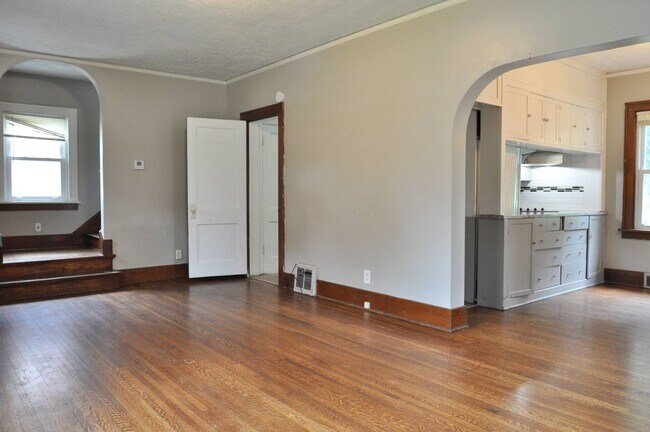 Photo - 4 Bed, 2 Bath!
