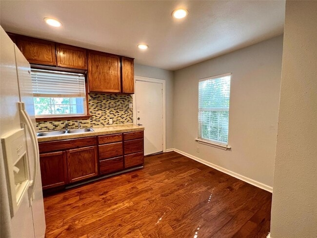 609 W Odell St