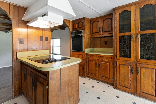 Photo - 112 Queenswood Dr