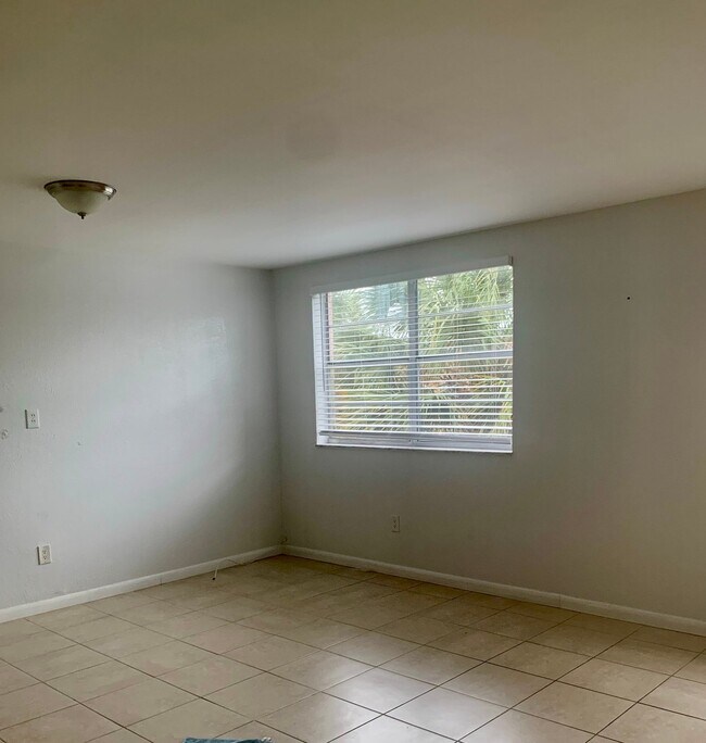 1255 W 53rd St Unit 303