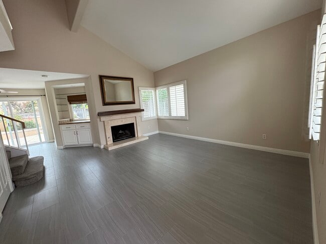 Living Rm Fireplace & bar area - 30061 Whitecap