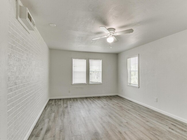 Photo - 1501 NE Grand Blvd