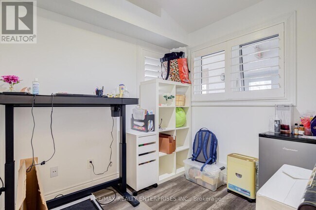 Photo - 85 Bristol Rd E