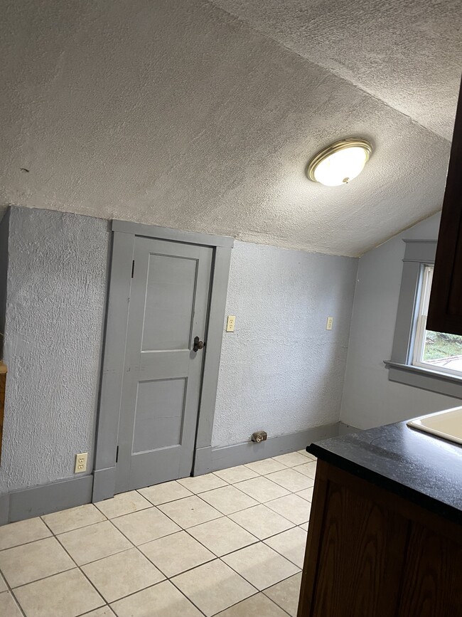 211 E Oak St Unit 211 Upstairs Unit
