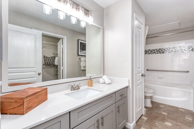 Building Photo - Niche