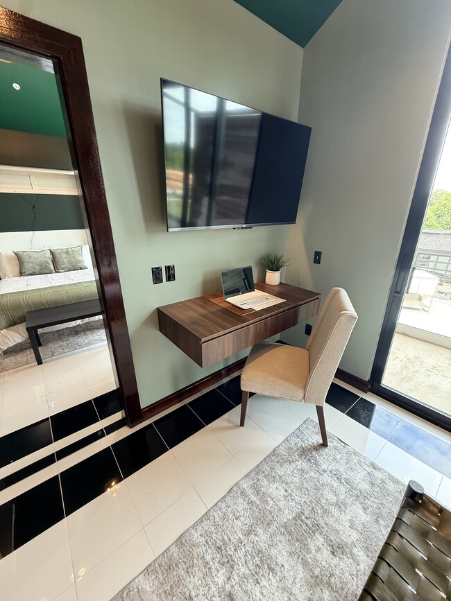 Suite ejecutiva para estancias prolongadas con área de comedor y escritorio - Villas on Turtle Creek