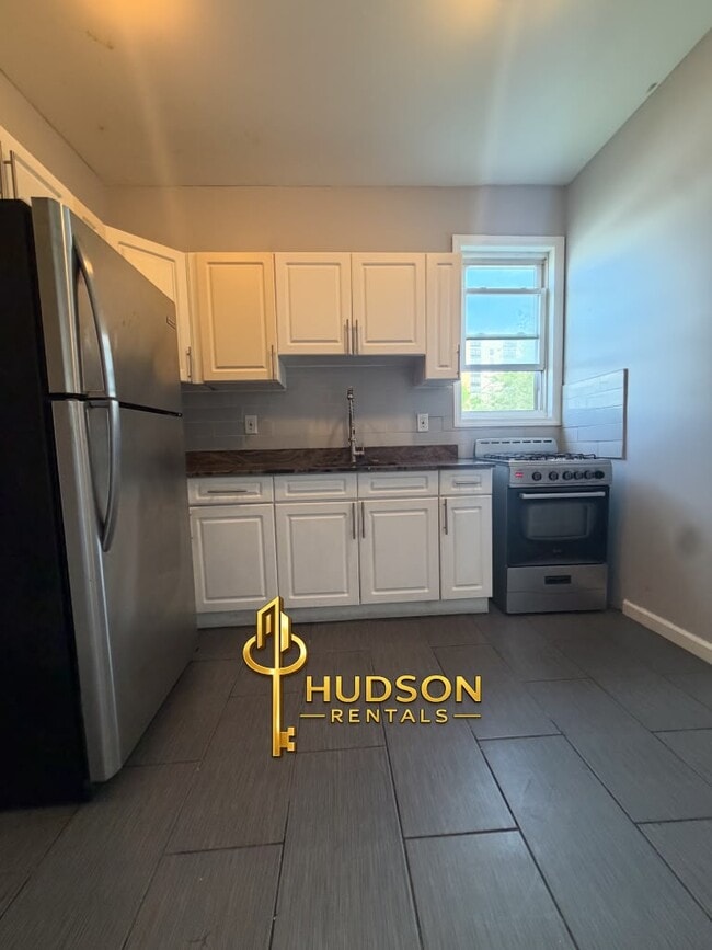 Building Photo - 86 Winfield Ave Unit 3L