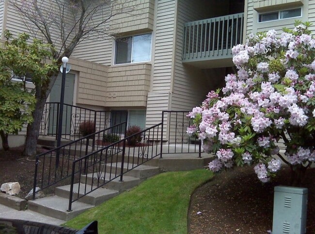 Building Photo - Quiet ground floor unit with access to lar... Rental