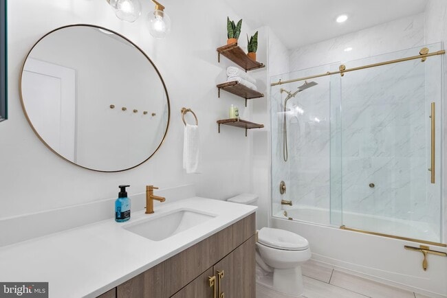 Spacious full bathroom with bathtub and shower - 145 Riverhaven Dr Unit 522