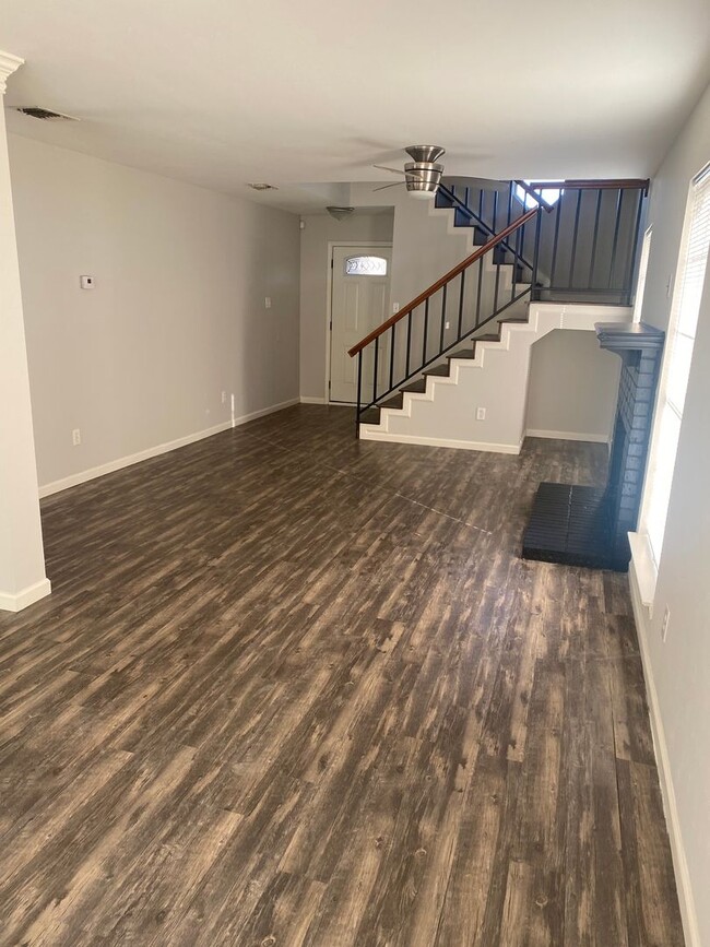 Photo - 318 Spanish Moss Dr