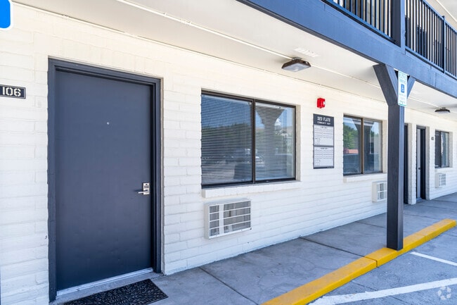 Studio, 1BA - 275SF