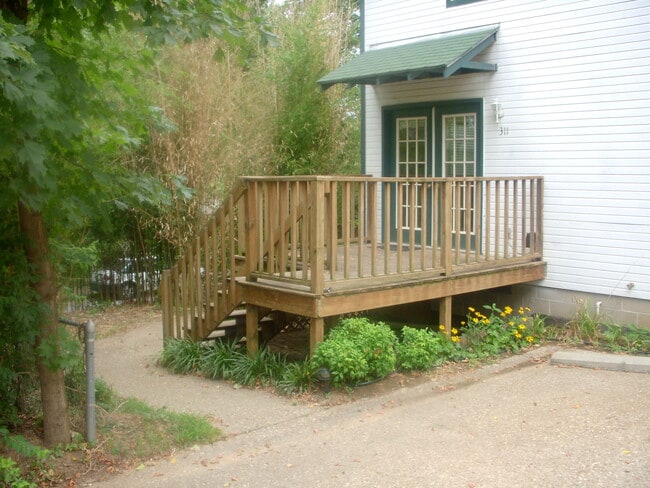 Building Photo - 309 W Meadow St Rental