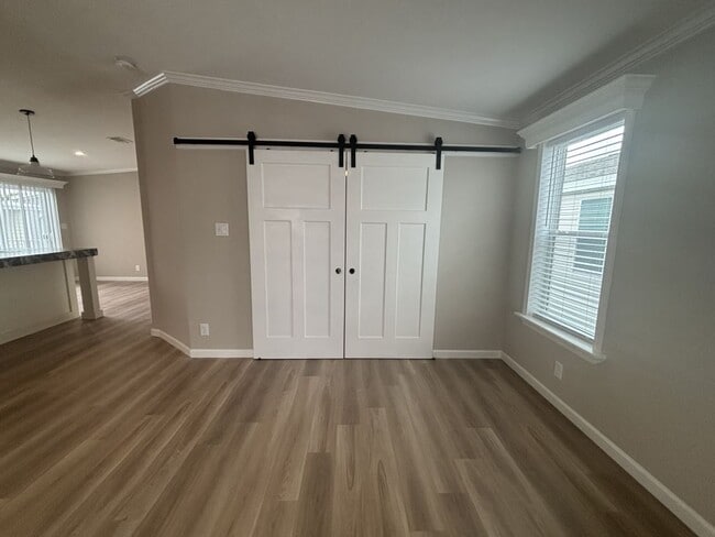 Photo - 934 Cayman Ave W