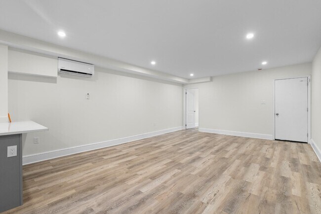 Photo - 2539 St Paul St