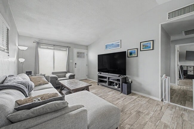 Photo - 2025 E Howe Ave