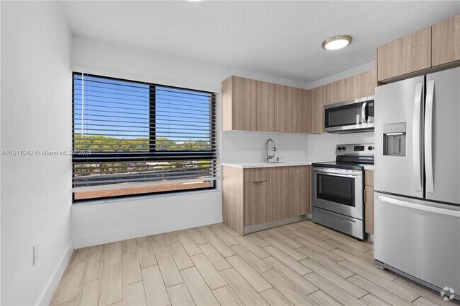 Building Photo - 810 Salzedo St Unit 23 Rental