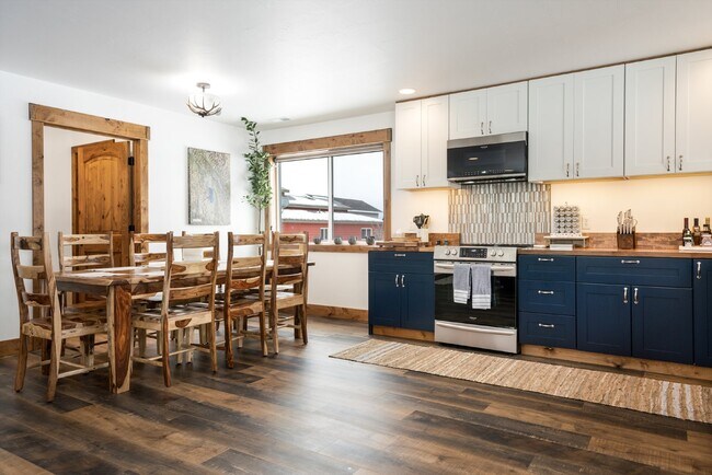 Avail October thru May.  Fully furnished w/ internet & utilities included