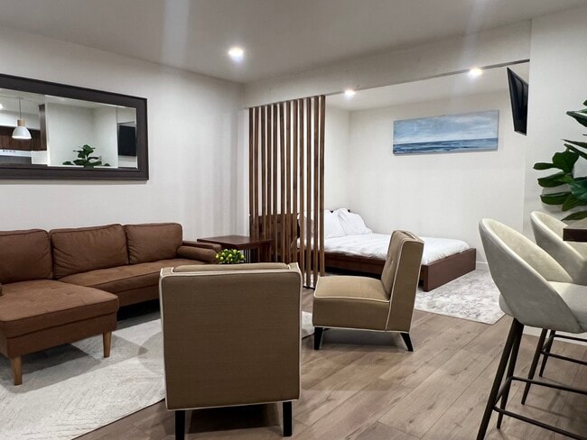 Photo - 23 Streamwood Unidad FURNISHED WITH UTILITIES